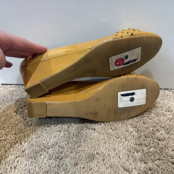 Stuart Weitzman Shoes Womens Size 10 Yellow Studded Bow Wedge Pumps JW73513 - Picture 7 of 9